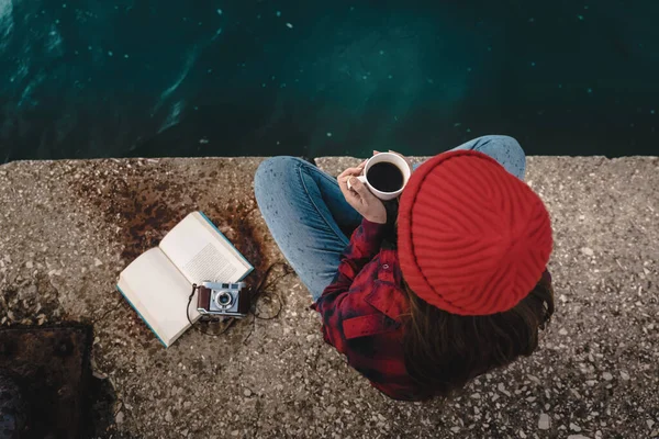 Beautiful Woman Enjoying Her Day Lake Mug Hot Coffee — Stock Photo, Image