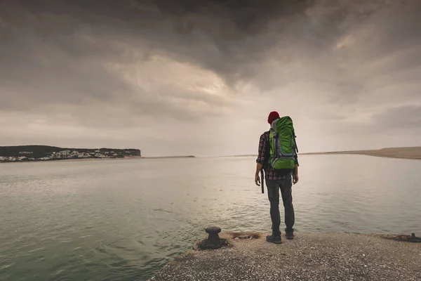 Άνθρωπος Ταξιδεύοντας Σακίδιο Απολαμβάνοντας Την Όμορφη Θέα Της Λίμνης — Φωτογραφία Αρχείου