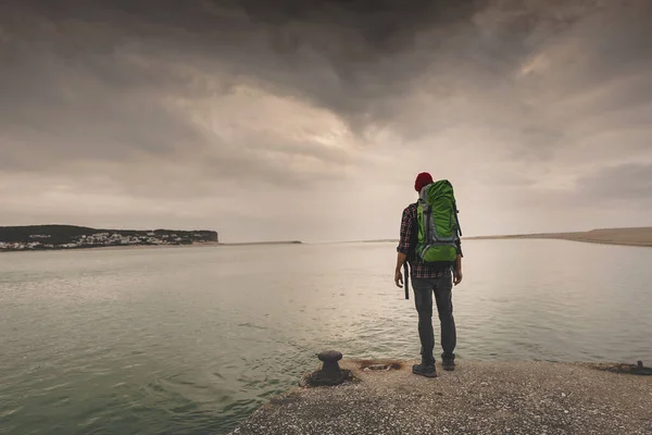 Man Traveling Ransel Menikmati Pemandangan Indah Danau — Stok Foto