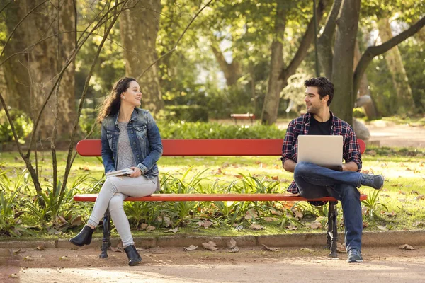 Twee Vrienden Die Elkaar Leren Kennen — Stockfoto