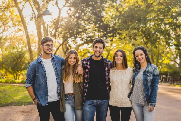 Grup Elevi Care Merg Împreună Parc — Fotografie, imagine de stoc