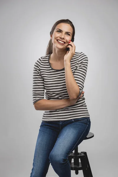 Hermosa Joven Feliz Sentada Banco Haciendo Una Llamada Telefónica — Foto de Stock