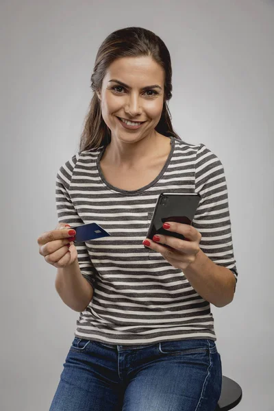 Hermosa Mujer Joven Feliz Sentado Banco Compras Línea —  Fotos de Stock