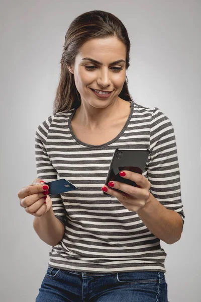 Hermosa Mujer Joven Feliz Sentado Banco Compras Línea —  Fotos de Stock