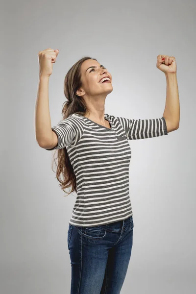 Портрет Красивой Счастливой Женщины Поднятыми Руками Смотрящей Вверх — стоковое фото