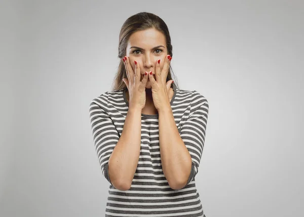 Überraschtes Mädchen Bedeckt Mund Mit Ihren Händen — Stockfoto