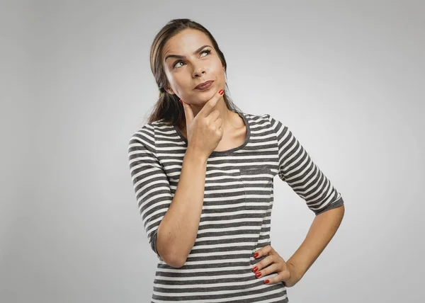 Retrato Uma Mulher Bonita Com Uma Expressão Pensante — Fotografia de Stock