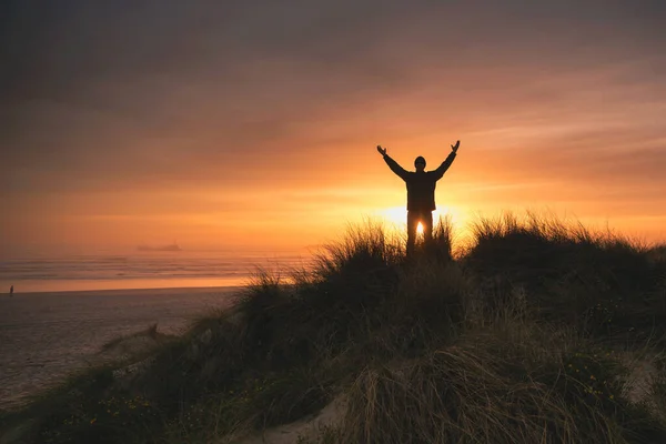 Homem Silhueta Nas Dunas Areia Pôr Sol — Fotografia de Stock