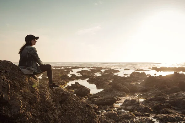 Beuutoful Femme Seule Dans Plage Assis Sur Les Rochers — Photo