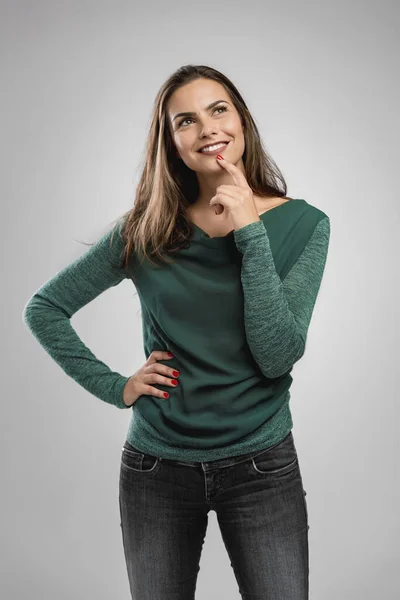 Mooie Vrouw Lachend Met Haar Hand Kin Denkend Aan Iets — Stockfoto