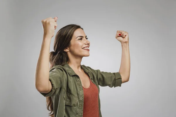 Красивая Успешная Молодая Женщина Поднятыми Руками — стоковое фото