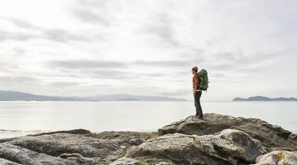 Uomo Con Backoack Godendo Vista Mattutina Della Costa — Foto Stock