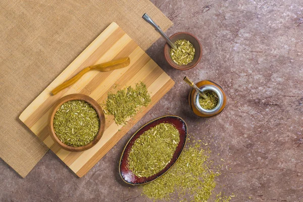 Flay lay yerba mate in calabash, in porongo e in ciotole con scoop e scrivania in bambù — Foto Stock