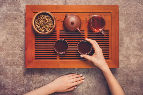 Chińska Ceremonia Herbaty Kobieta Trzymająca Filiżankę Herbaty Dzbanek Herbaty Gliniane Zdjęcia Stockowe bez tantiem
