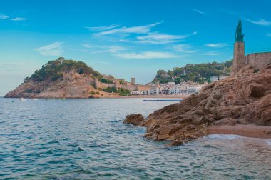 Kosta Brava, Katalonya, İspanya 'daki ünlü Tossa de Mar köyü. Akdeniz kıyısı.