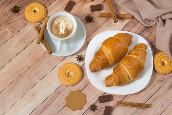 Frühstück Von Oben Mit Kaffee Croissants Ingwerkeksen Schokolade Und Zimt — Stockfoto