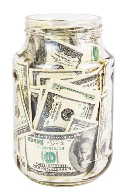 Beyaz arka planda izole edilmiş cam bir kavanozdaki 100 Amerikan doları banknotları.