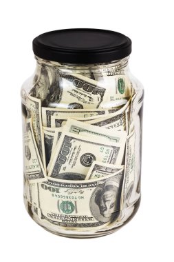 Beyaz arka planda siyah kapaklı cam bir kavanozda 100 Amerikan doları banknot.
