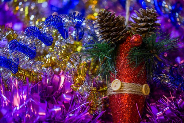Composizione natalizia con cono gliter rosso in fili di lame colorati primo piano con messa a fuoco selettiva — Foto Stock