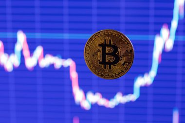 Bulanık mavi değişim grafiği üzerinde uçan bitcoin parlatıcısı