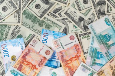 Rus rublesi ve Amerikan doları banknotları seçici odaklı yakın plan.