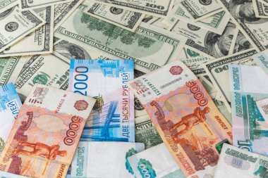 Rus rublesi ve Amerikan doları banknotları seçici odaklı yakın plan.