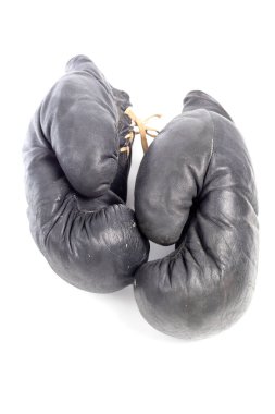 Beyaz arka planda izole edilmiş siyah deri boks eldivenleri