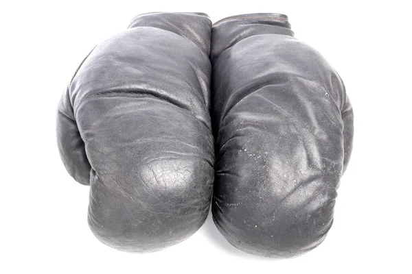 Παλιά μαύρα δερμάτινα γάντια πυγμαχίας που απομονώνονται σε λευκό φόντο με σκιές που βρίσκονται σε επίπεδη επιφάνεια — Φωτογραφία Αρχείου