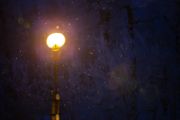Вспышка естественной линзы от зимнего ночного освещения улицы с выборочным фокусом — стоковое фото