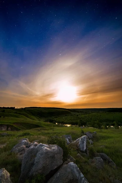 Летний ночной вид с луной — стоковое фото