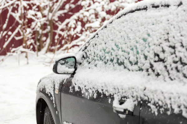 Auto sporca coperta da spesso strato di neve con messa a fuoco selettiva — Foto Stock