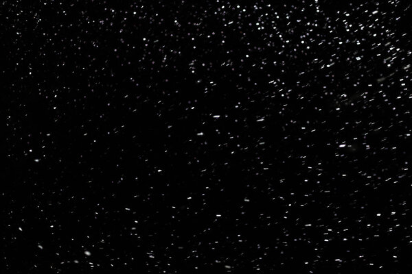 естественный снег на черном фоне ночи с выборочным фокусом
