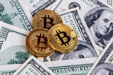 Kağıt üzerinde üç Bitcoin parlatıcısı Bize dolar banknotları arka plan