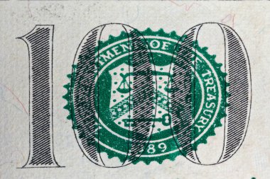 Dolar banknotları ve ABD Hazine Bakanlığı 'nın makro büyütme sembolü.