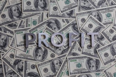 Profit kelimesi, ABD doları banknotlarının arka planında seçici odaklı alüminyum harflerle yazıldı.