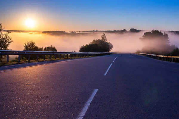 Frühmorgendlicher Nebel an Sommerautobahn in Flussnähe mit Leitplanken — Stockfoto