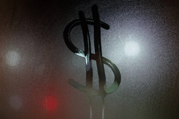 Ένα σύμβολο δολαρίου γραμμένο σε βρεμένο τζάμι του παραθύρου της νύχτας κοντινό πλάνο — Φωτογραφία Αρχείου