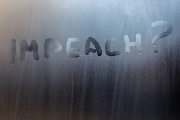 La domanda impeach scritto sul vetro finestra bagnata primo piano con sfondo sfocato — Foto Stock