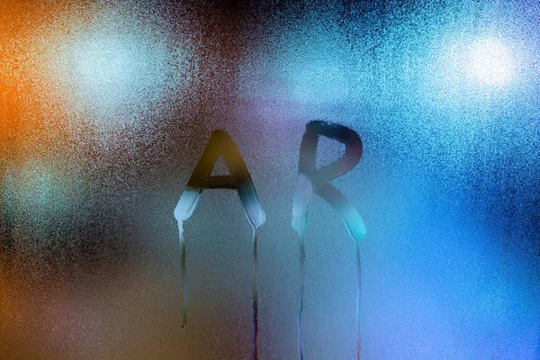 Arという言葉-拡張現実-背景にぼやけた光を持つ濡れたガラスの上に指で書かれた — ストック写真