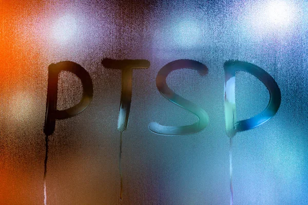 Skrót PTSD - zespół stresu pourazowego - odręcznie pisany na mokrej szklance okna nocnego — Zdjęcie stockowe