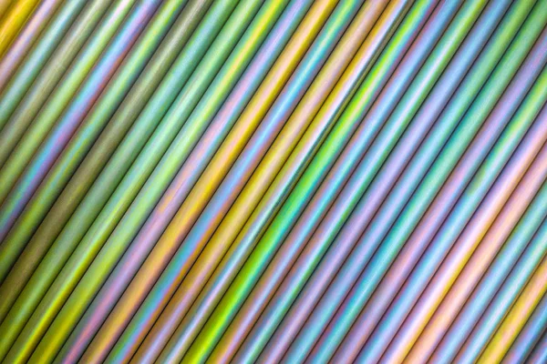 En abstrakt linjer bakrund av färgglada kadmiumbelagda stålstänger. Horisontell inriktning med diagonal riktning. — Stockfoto