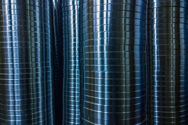 Sfondo di produzione industriale di colonne di anelli metallici lucidi dopo l'operazione di tornitura CNC — Foto Stock