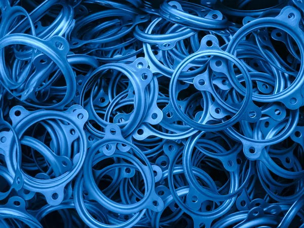 Klasik mavi renkli metal kaplama halka parçalarının soyut bir arkaplanı