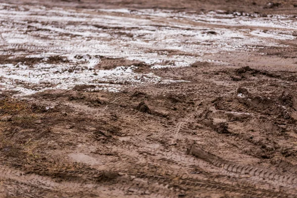 Sporco fango strada sfondo in inverno con attenzione selettiva e sfocatura — Foto Stock