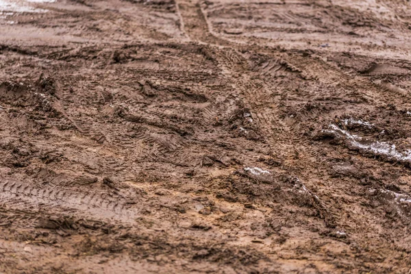 Fundo de estrada de lama suja no inverno com foco seletivo e desfoque — Fotografia de Stock