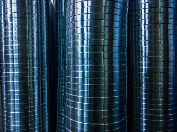 Sfondo di produzione industriale di colonne di anelli metallici lucidi dopo l'operazione di tornitura CNC — Foto Stock