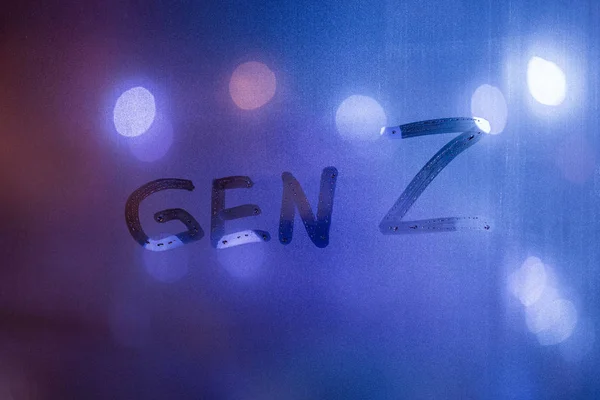 Kata gen z ditulis tangan pada kaca jendela basah malam dengan bayangan kabur lampu biru di latar belakang — Stok Foto
