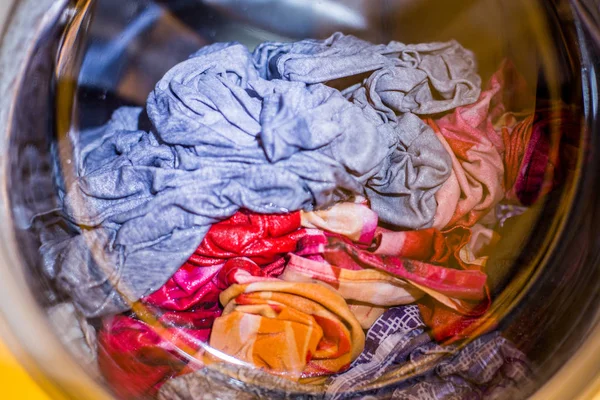 Близький вигляд побутової пральної машини на роботі — стокове фото