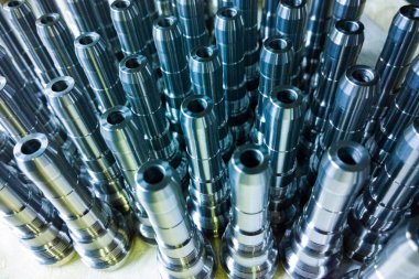 Parlak mavi çelik parçalar arka plan, ince cnc döndükten sonra uzun temiz çelik çubuklar.