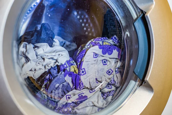 Близький вигляд побутової пральної машини на роботі — стокове фото